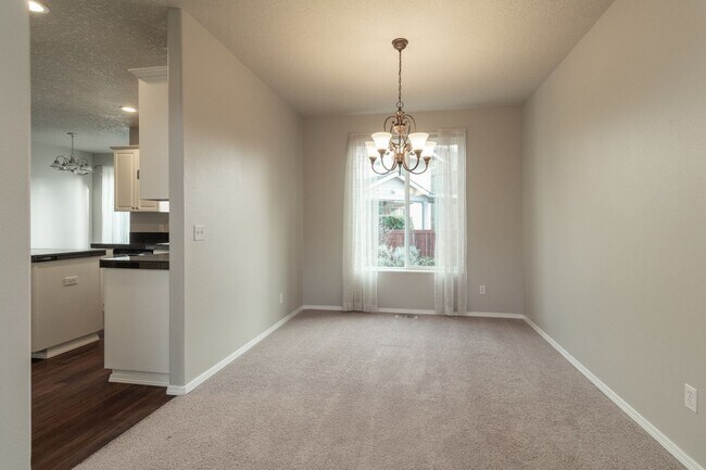 Building Photo - Beautiful 4 bedroom, 2.5 bathroom-Union Hi...