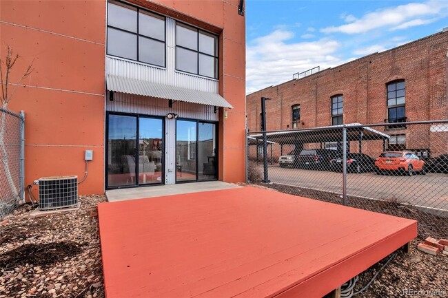 Building Photo - Beauty in the RiNo Arts District Townhome!