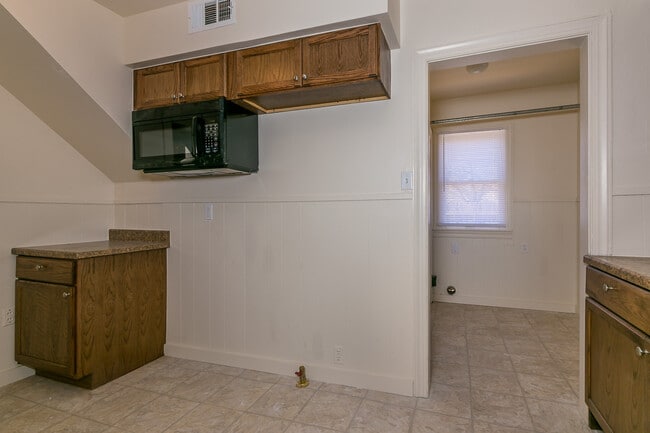 Building Photo - Adorable 3 Bedroom Home in Sunset Addition!