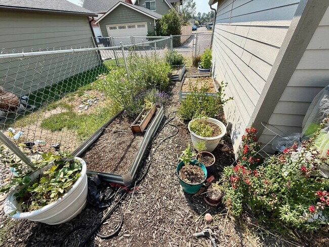 Building Photo - Pet-Friendly 2BR/2BA in Peaceful Canyon Creek Neighborhood