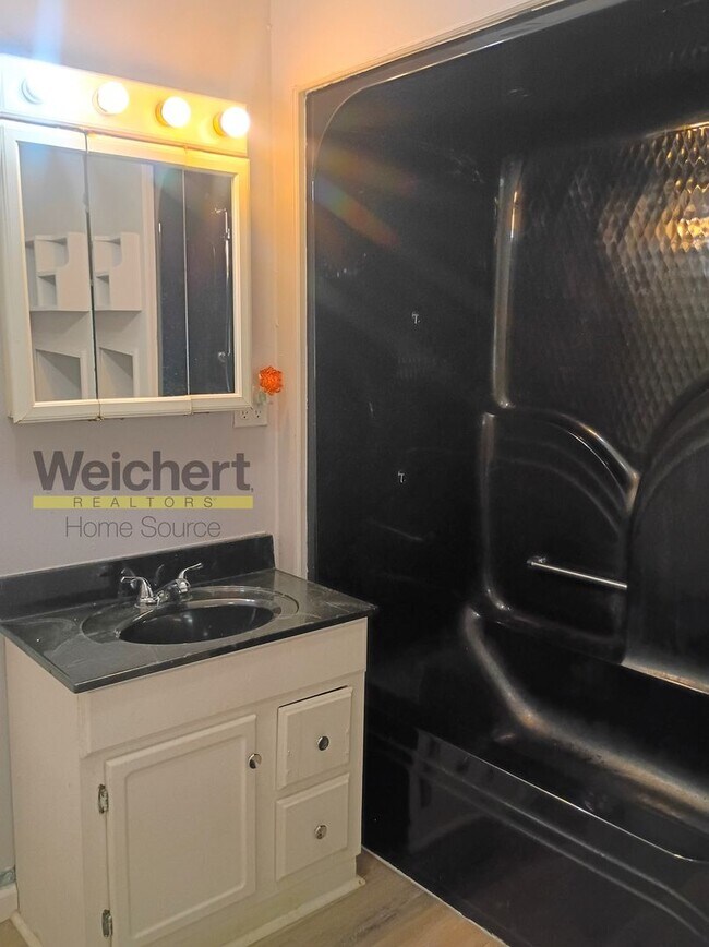 Building Photo - 3BR Home w/ Garage & Fenced Yard