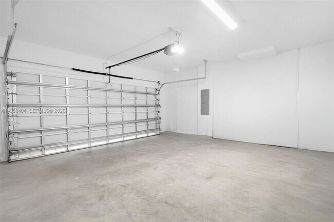 Building Photo - 879 SE 26th Ter