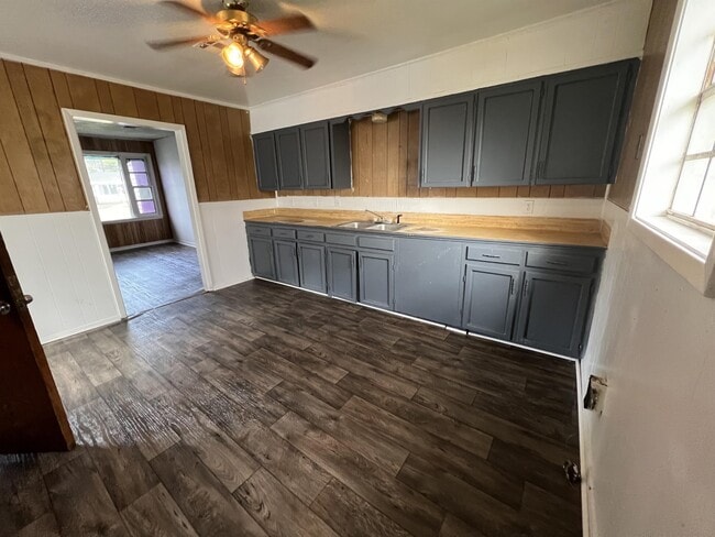Building Photo - 398 Sunset Dr