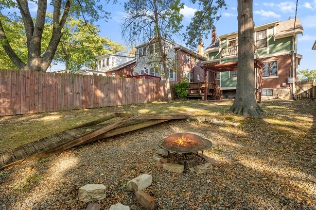 Building Photo - Hi-Pointe Adjacent House!