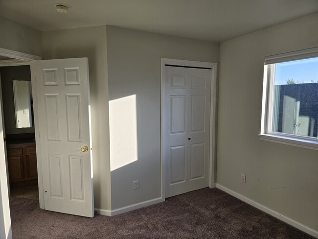 Building Photo - 745 Linda Ln