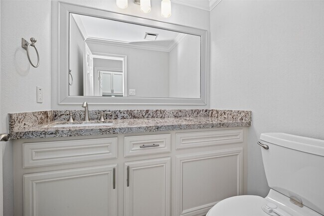 Building Photo - 10310 Chevy Chase Dr