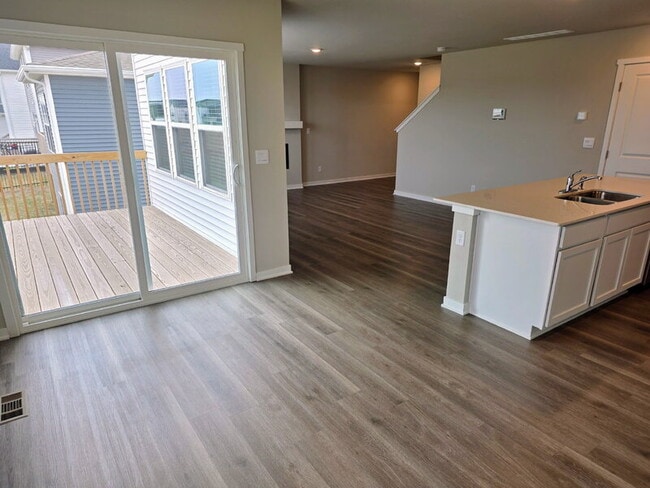 Building Photo - 655 NW Williamsburg Ln