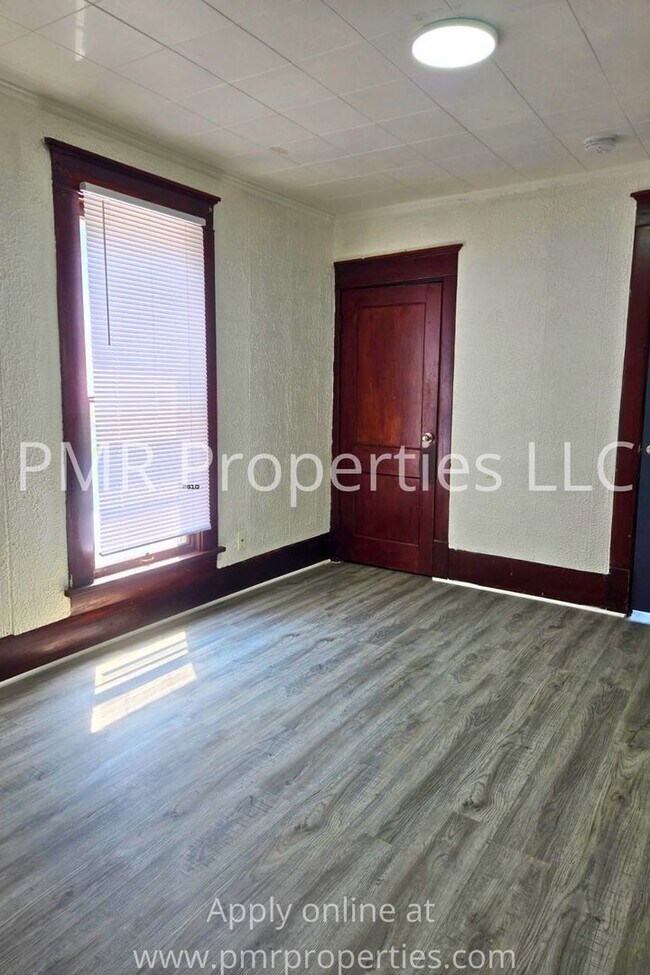 Building Photo - 2 Bedrooms / 1 Bathroom House