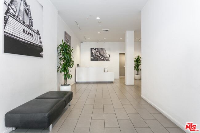 Building Photo - 630 W 6th St