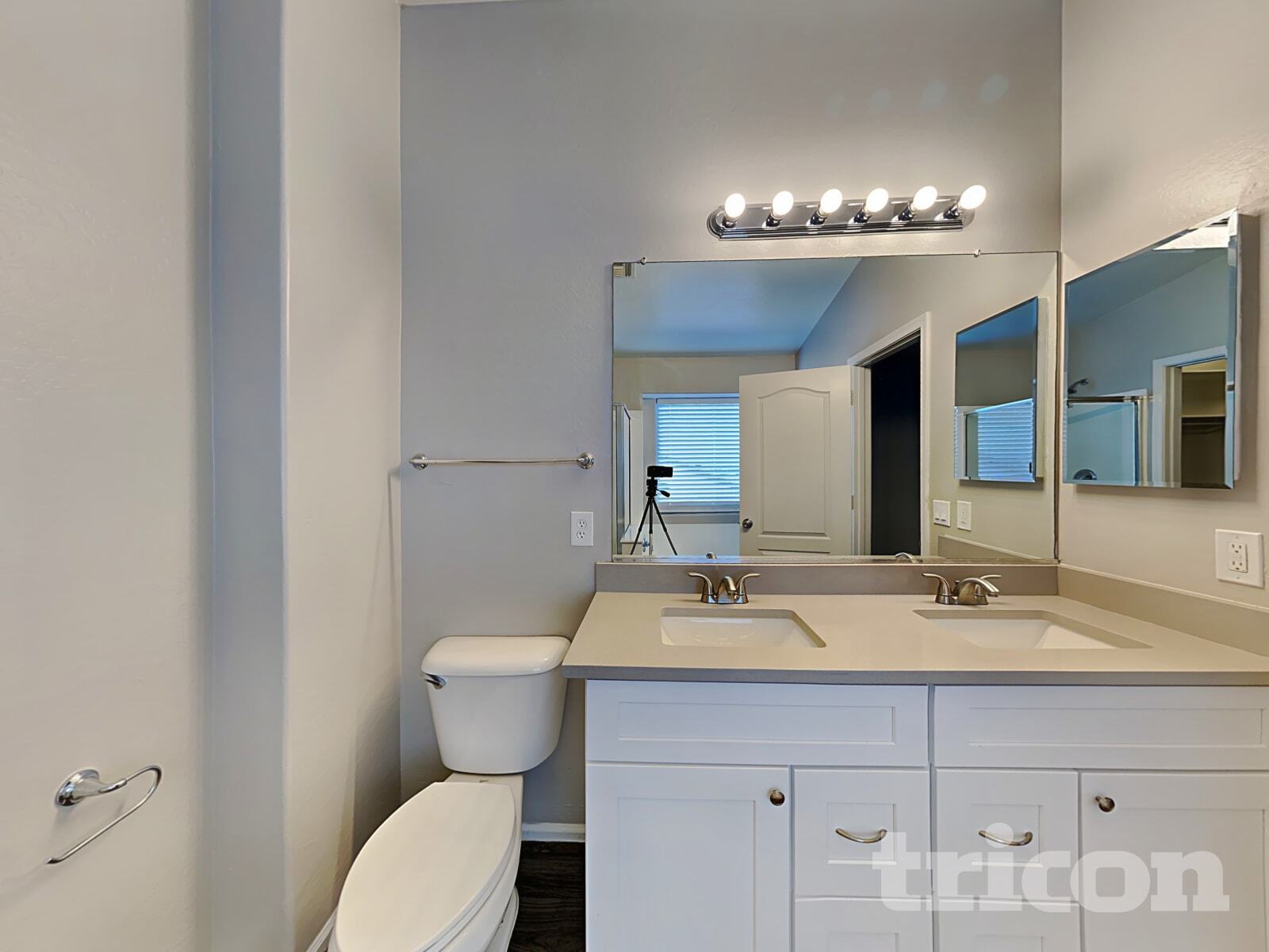 Building Photo - 8738 W Golden Ln