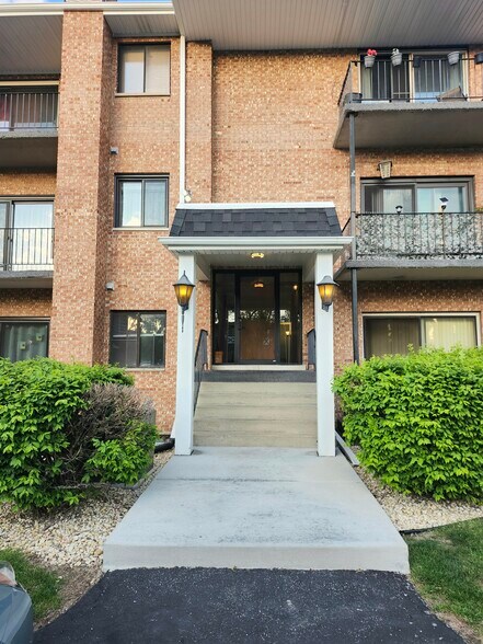 Building Photo - 10332 Parkside Ave