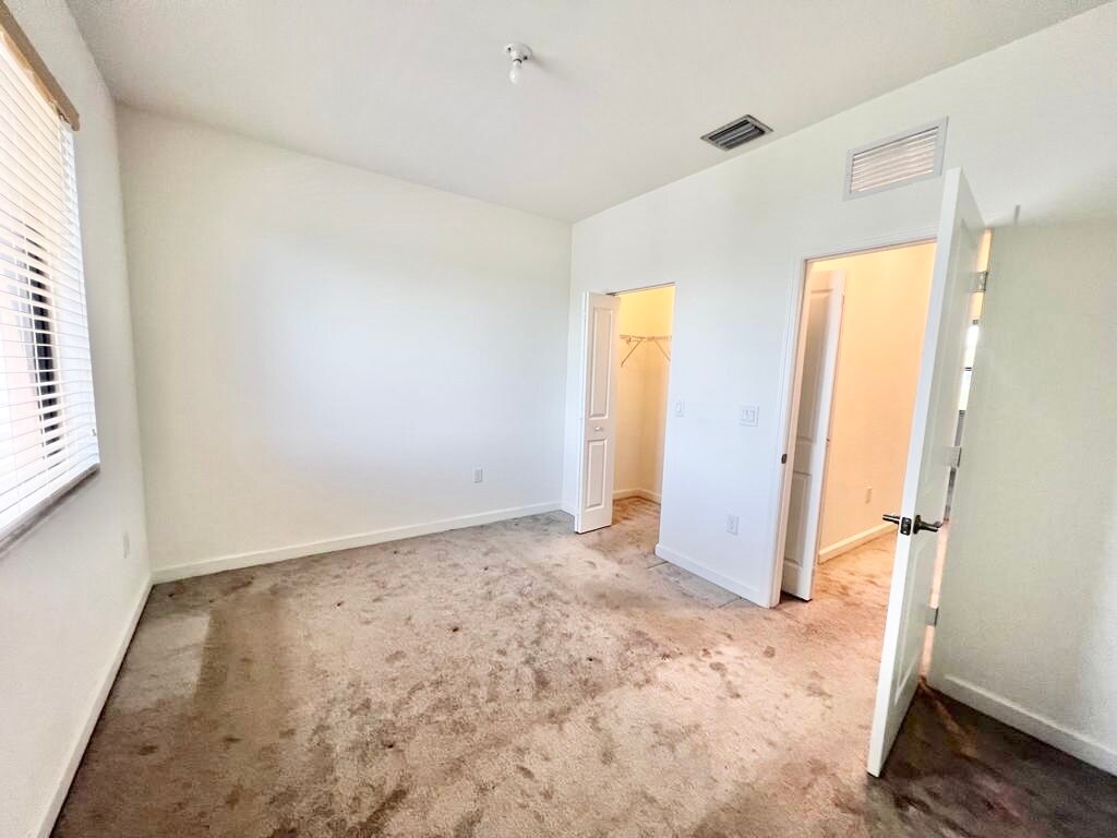 Building Photo - 575 NE 208th Ter