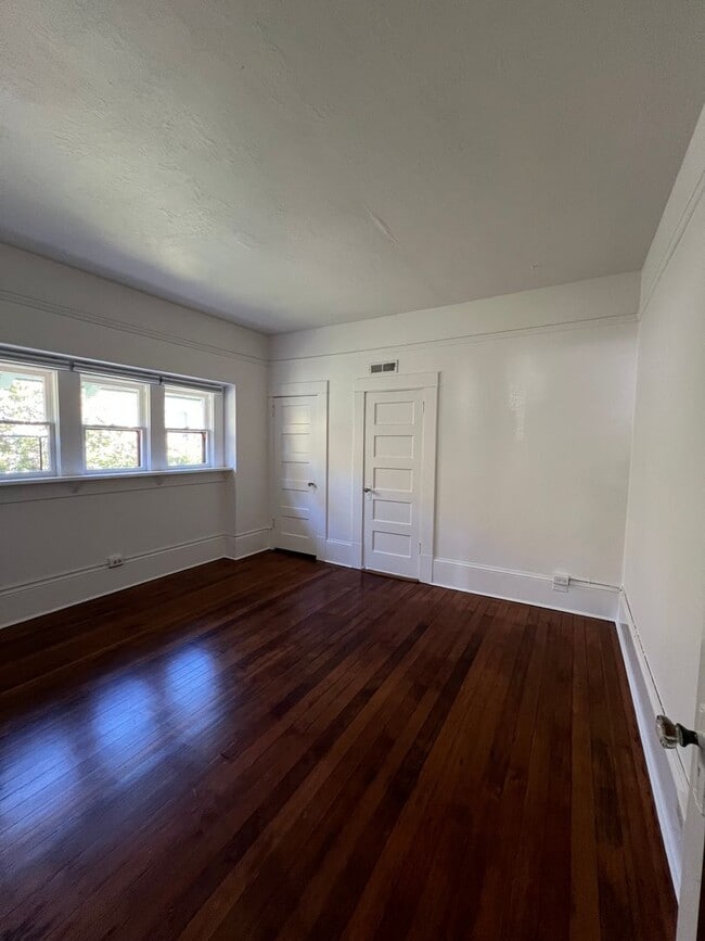 Building Photo - Charming 1910 Craftsman Home – 3BR/2BA + B...
