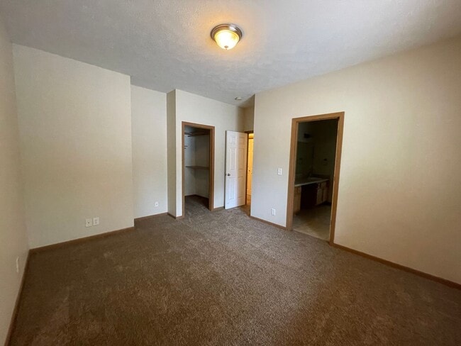 Building Photo - Spacious, updated, 5 bedroom, 3 bath house in south Lincoln.