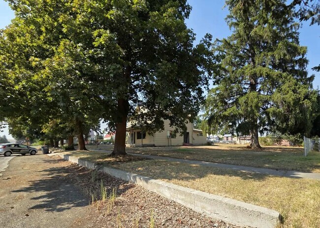 Building Photo - Large 4 Bedroom 2 Bath in Quaint Waterville