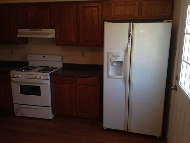 Building Photo - 3 BEDROOM REMODELED UNIT!