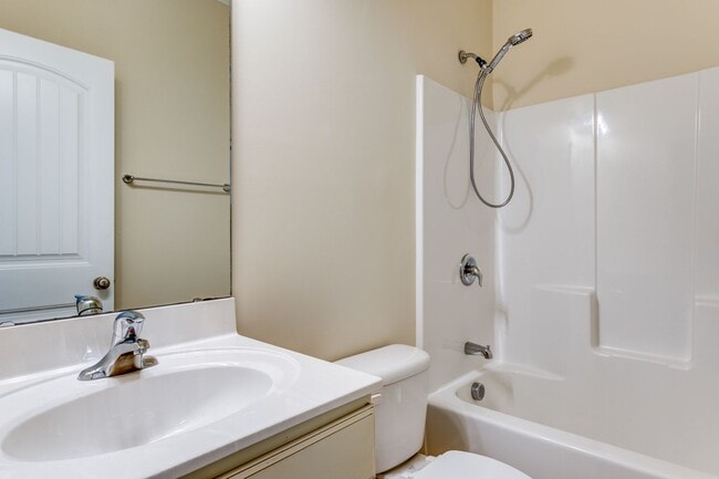 Building Photo - Feels Like New 3 Bed 2 Bath Minutes from High Point University!