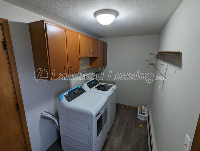 Building Photo - Updated Ranch Duplex in Lorain with Garage