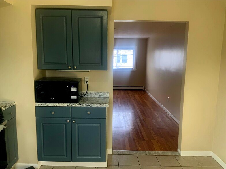 Building Photo - 712 John St