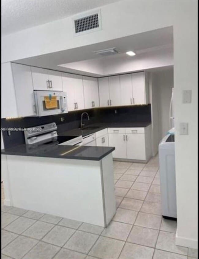 Building Photo - 8775 Park Blvd