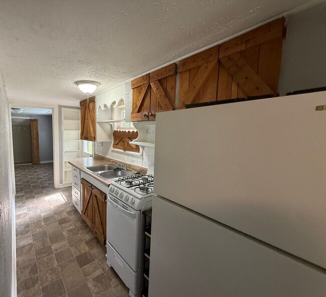 Building Photo - Newly Renovated 2 Bed / 1 Bath Grandview Home with Hardwood Floors & Deck