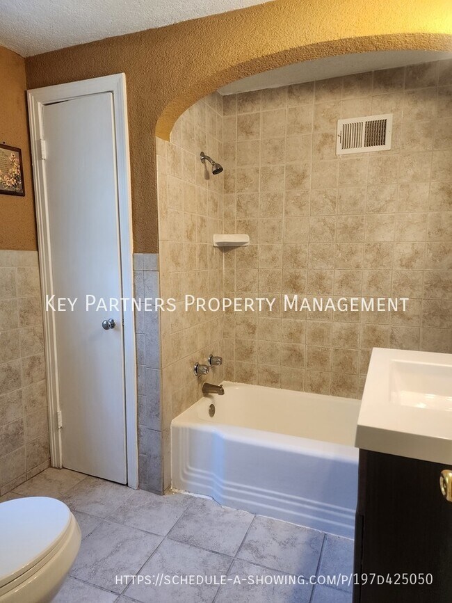 Building Photo - 7320 Charlotte-