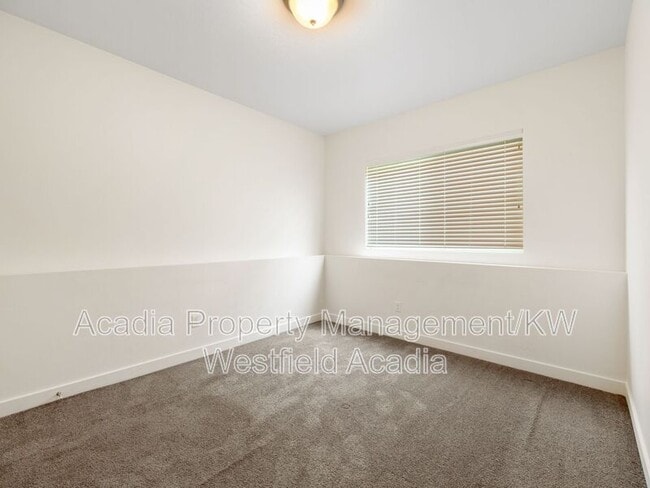 Building Photo - 656 W Meadow Dr