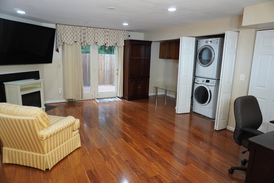 Building Photo - 8381 Township Dr