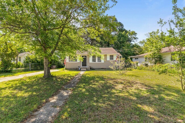 Building Photo - Charming 2-Bedroom Home with Modern Updates!