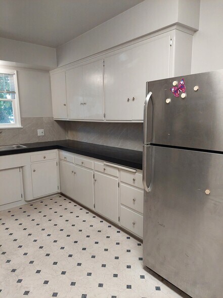 Kitchen - 404 Naranja Dr