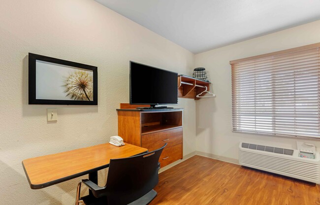 Building Photo - Furnished Studio-Wichita - Airport