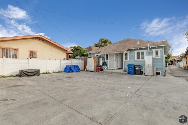 Building Photo - 641 W 43rd St