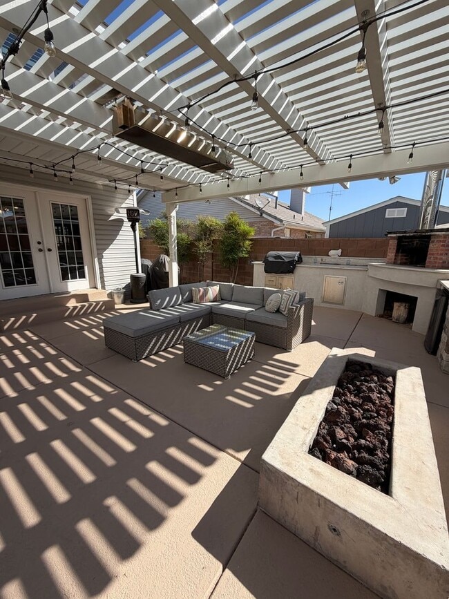 Building Photo - Beautiful 4 bedroom, 3 bathroom Home with a pool!!