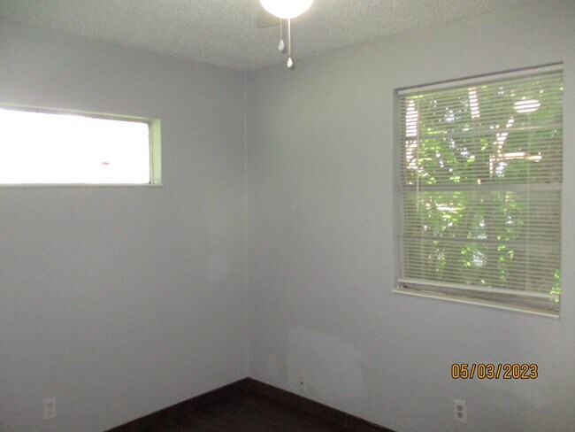 Building Photo - 1210 N Oak St