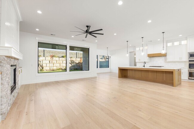 Building Photo - 6 bedroom with RV Garage and Hot Tub