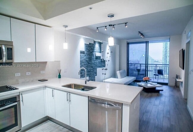 Building Photo - 999 SW 1st Ave