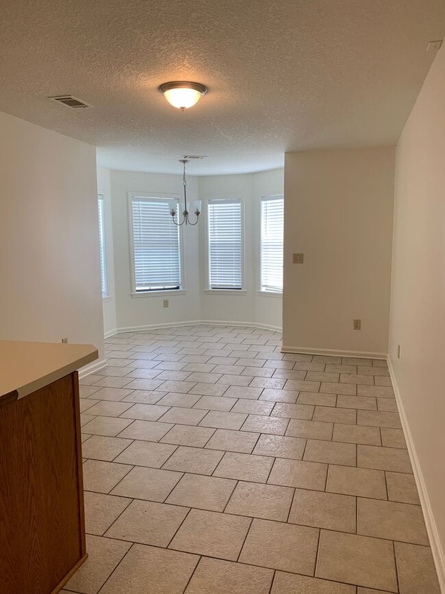 Building Photo - 3Bed/2Bath Home/Corner Lot/2 Car Garage an...