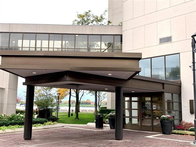 Building Photo - 300 Riverfront Dr