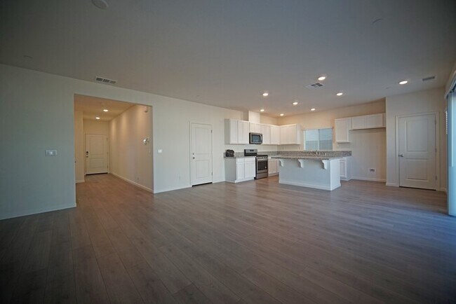 Building Photo - Beautiful 4 Bedroom PLUS office / den in Natomas!