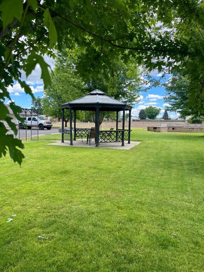 Building Photo - Welcome to our updated 2 bedroom, 1 bathro...