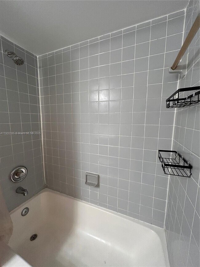 Building Photo - 2841 N Oakland Forest Dr