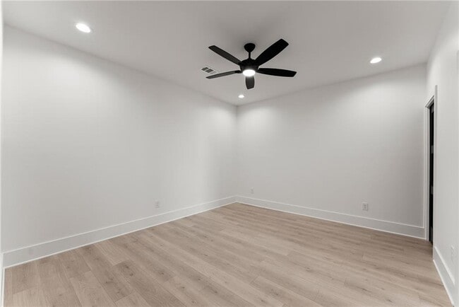 Building Photo - 151 S Pointe Dr