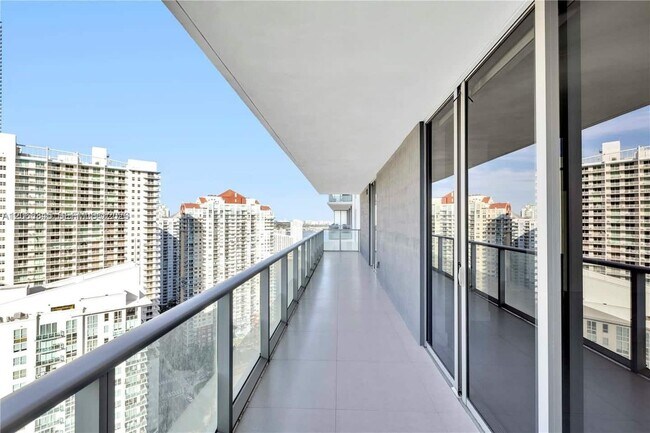 Building Photo - 1300 Brickell Bay Dr