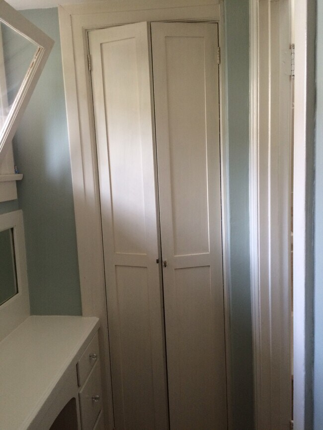 VANITY - 1026 Havenhurst Dr