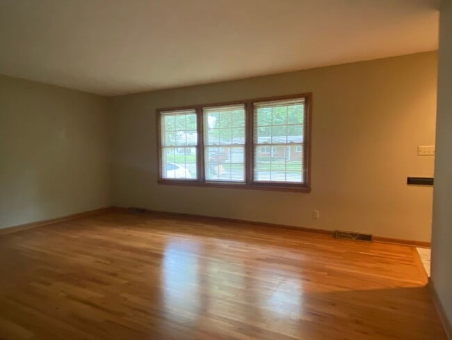 Building Photo - 3 Bed 3 Bath Home