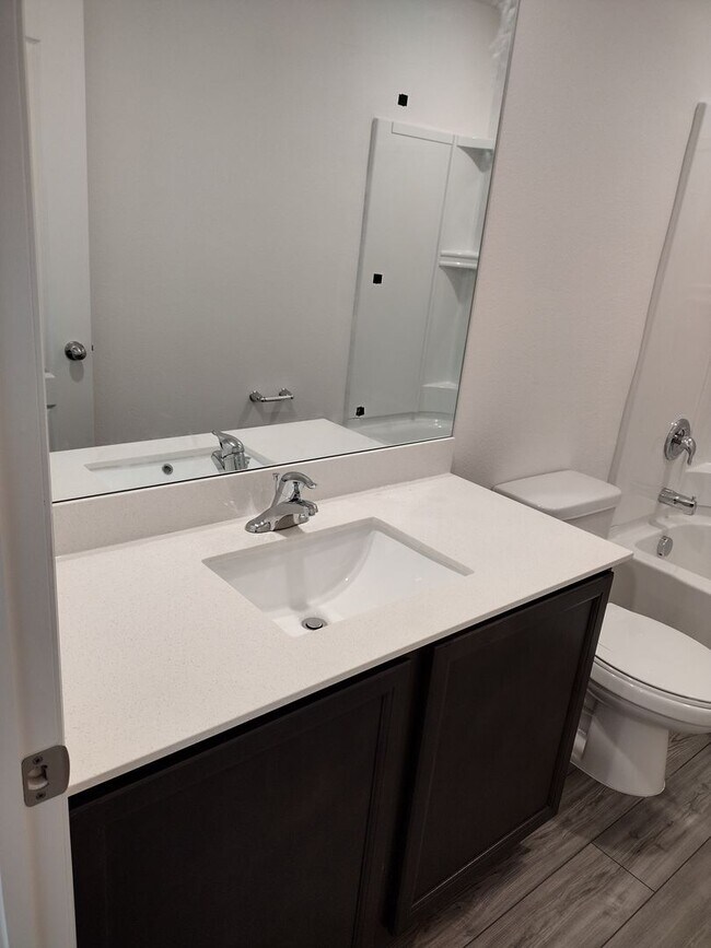 Building Photo - Beautiful 4 bedroom 2.5 Bathroom House For...