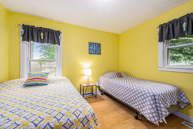 Building Photo - Year Round Rental Available on Wall Lake