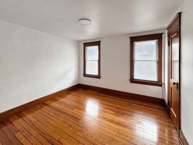 Building Photo - 1012-1014 Louisa St