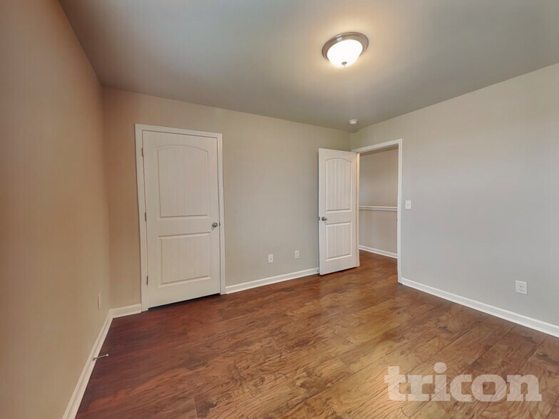 Building Photo - 832 Foxdale Dr