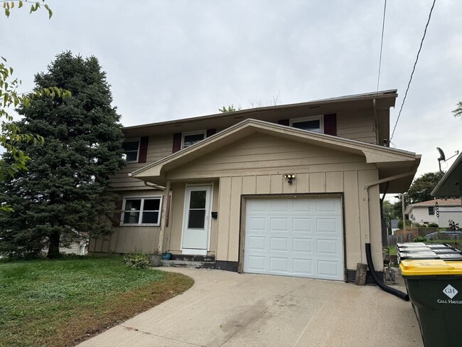 Primary Photo - Spacious 5-Bedroom Home for Rent in Sioux ...